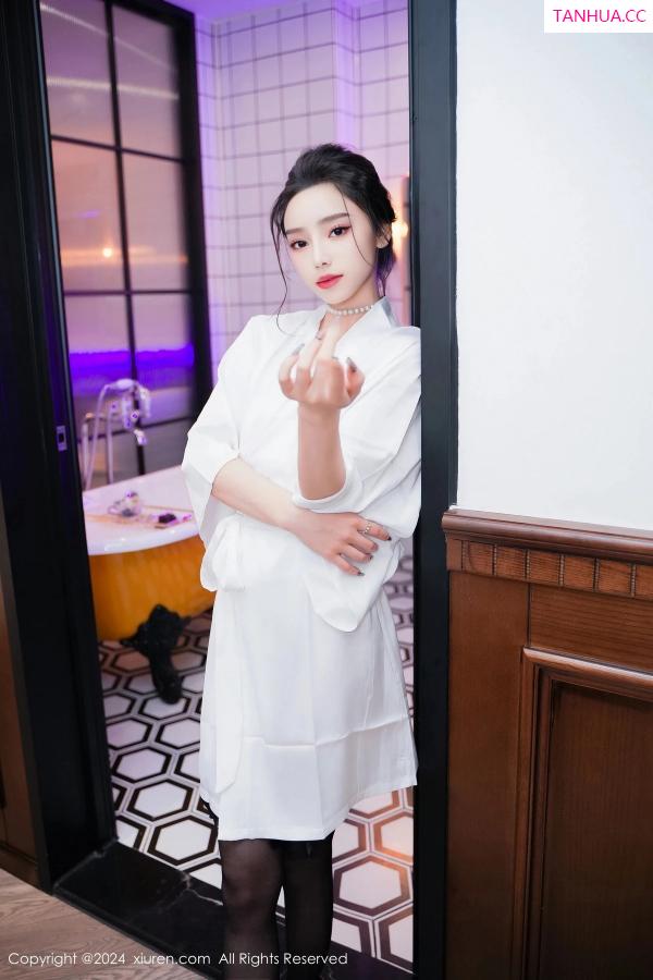  [XiuRen]高清写真图 2024.03.25 No.8283 苏曼兮 黑丝美腿第10张图片